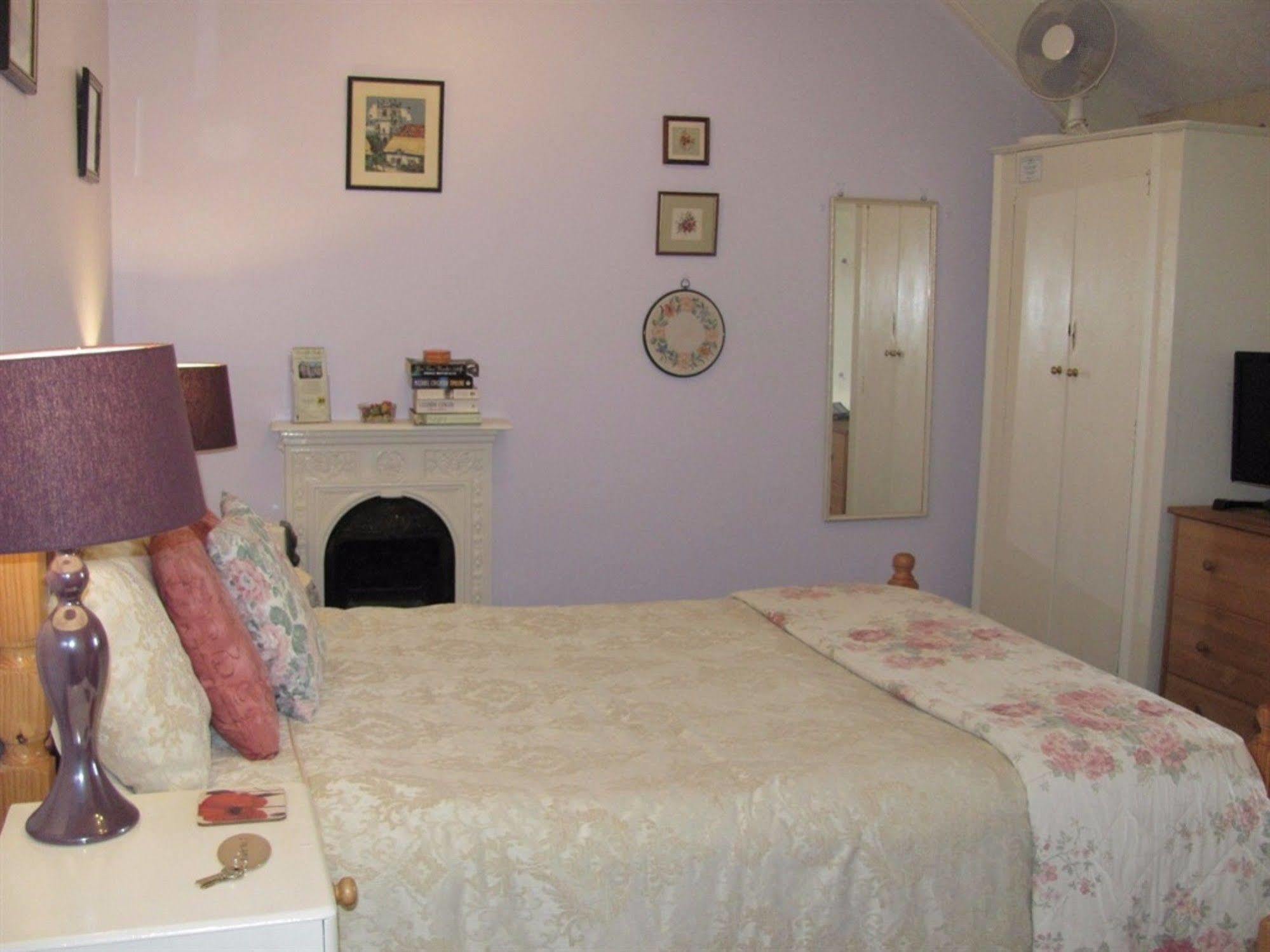 เพนโรส บีแอนด์บี Bed & Breakfast ลอสท์วิธีล ภายนอก รูปภาพ
