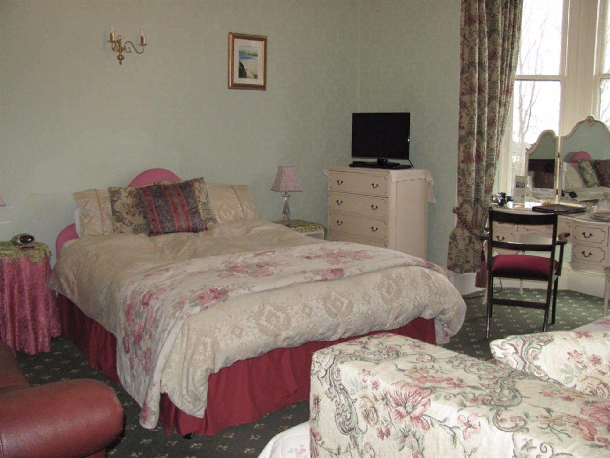 เพนโรส บีแอนด์บี Bed & Breakfast ลอสท์วิธีล ภายนอก รูปภาพ