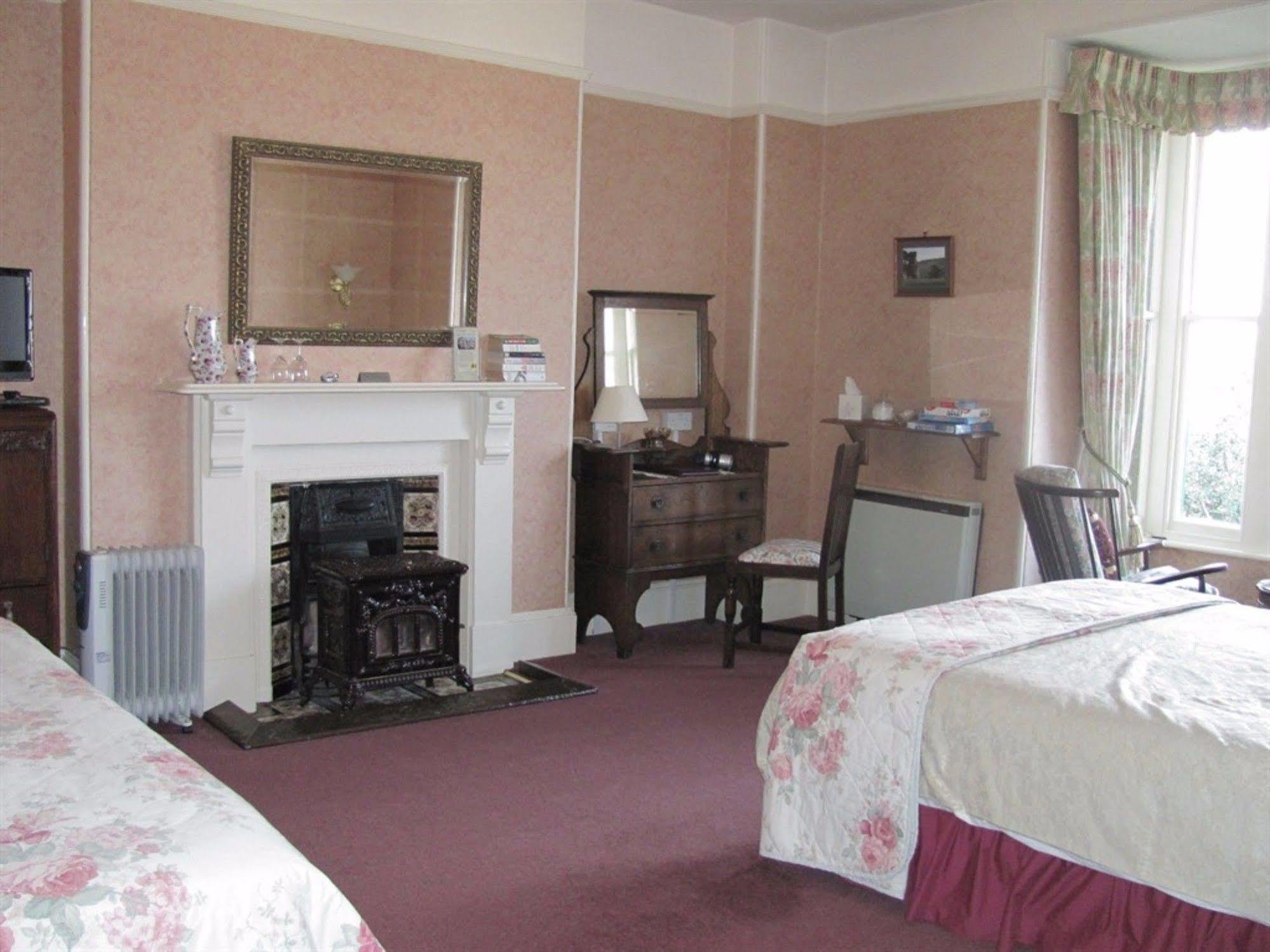 เพนโรส บีแอนด์บี Bed & Breakfast ลอสท์วิธีล ภายนอก รูปภาพ