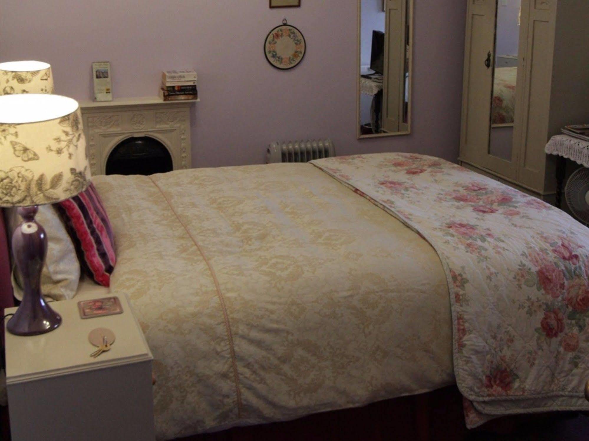 เพนโรส บีแอนด์บี Bed & Breakfast ลอสท์วิธีล ภายนอก รูปภาพ