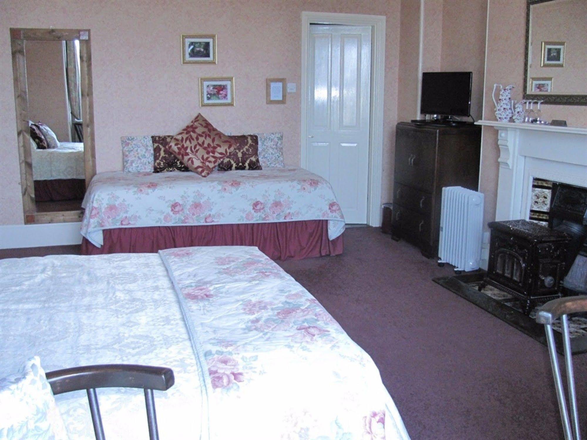 เพนโรส บีแอนด์บี Bed & Breakfast ลอสท์วิธีล ภายนอก รูปภาพ